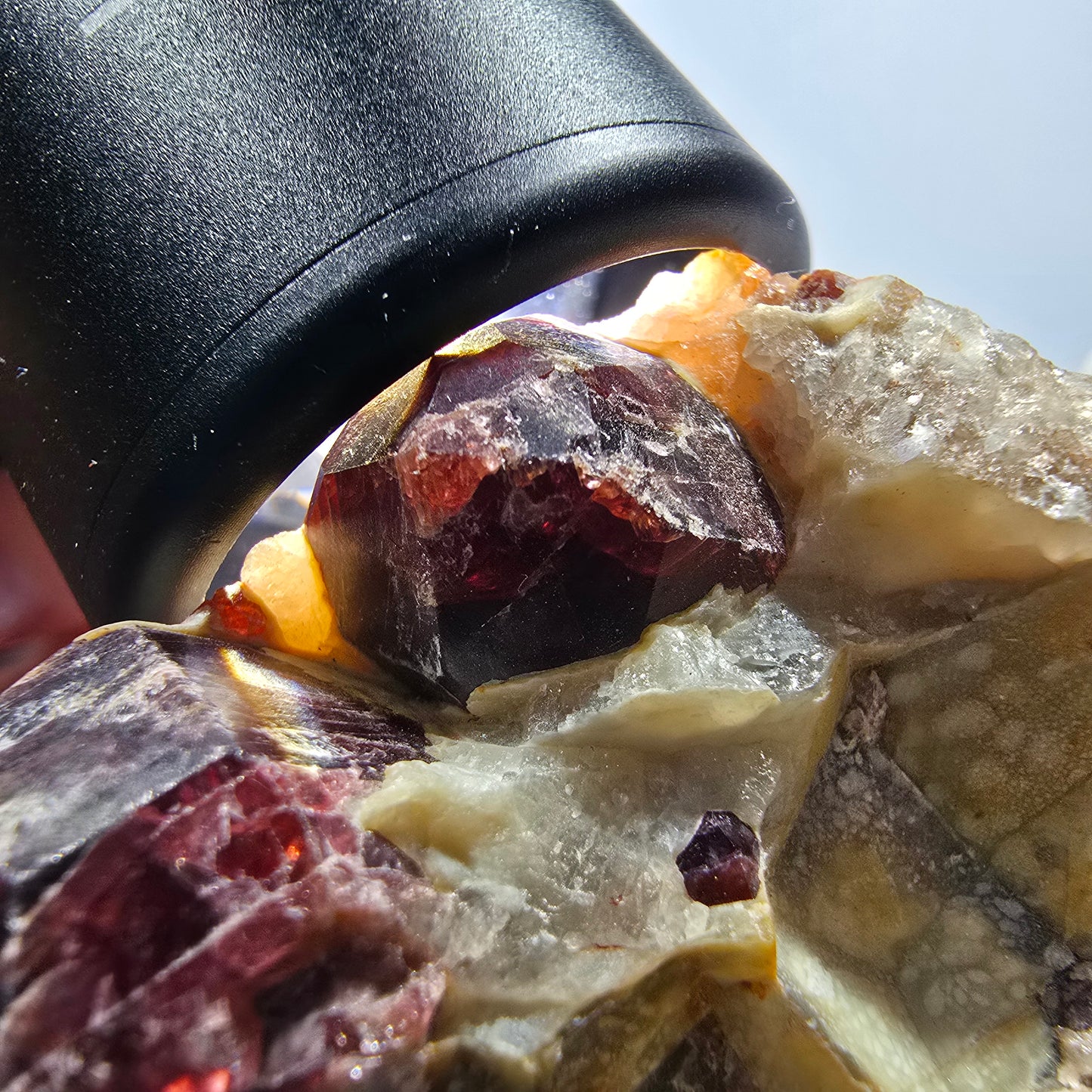 Seltene rote Granat auf Quarz Stufe Erongo, Namibia 59*45*29mm