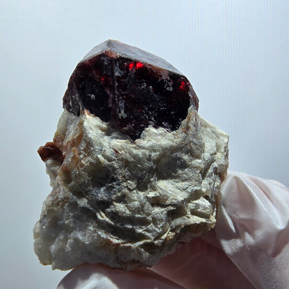 Seltene rote Granat, Muskovit, Quarz Stufe Erongo, Namibia 36*35*16mm