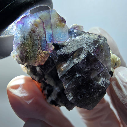 Spécimen de fluorite fantôme colorée, tourmaline schorl et muscovite d'Erongo, Namibie, 44 x 39 x 31 mm 