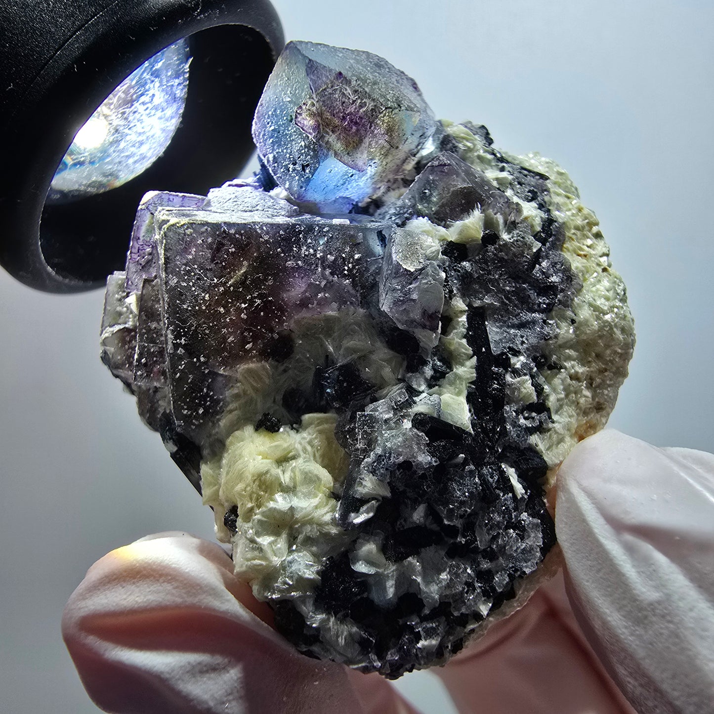 Spécimen de fluorite fantôme colorée, tourmaline schorl et muscovite d'Erongo, Namibie, 44 x 39 x 31 mm 