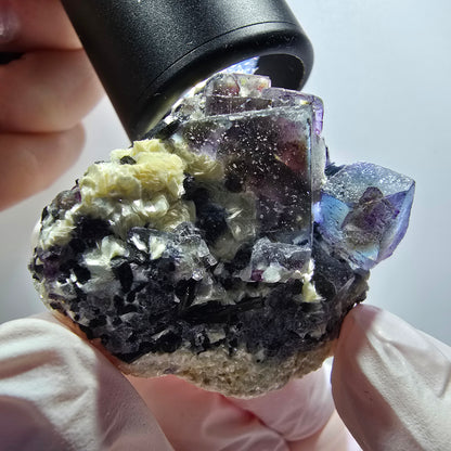 Spécimen de fluorite fantôme colorée, tourmaline schorl et muscovite d'Erongo, Namibie, 44 x 39 x 31 mm 