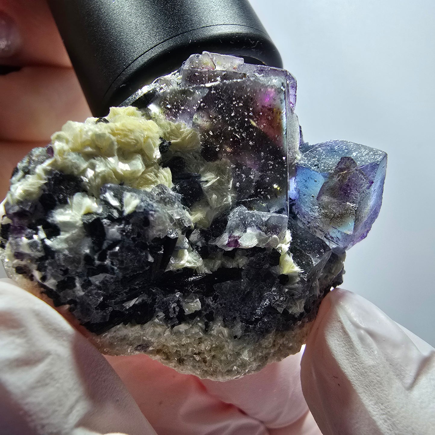 Spécimen de fluorite fantôme colorée, tourmaline schorl et muscovite d'Erongo, Namibie, 44 x 39 x 31 mm 