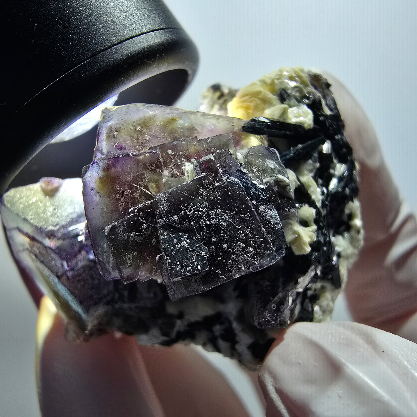 Spécimen de fluorite fantôme colorée, tourmaline schorl et muscovite d'Erongo, Namibie, 44 x 39 x 31 mm 