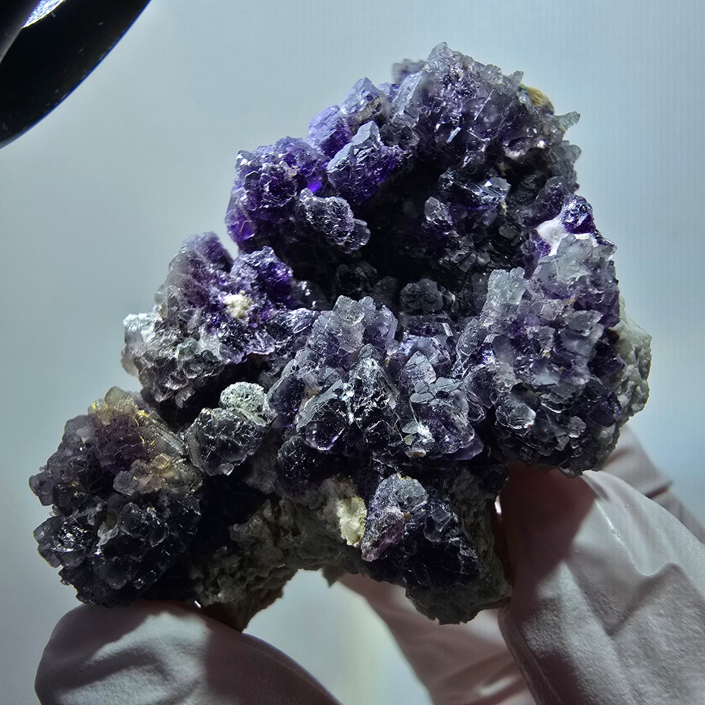 Rares fragments de fluorite fantôme, muscovite, hyalite, orthoclase, Erongo, Namibie, 59 x 49 x 35 mm 