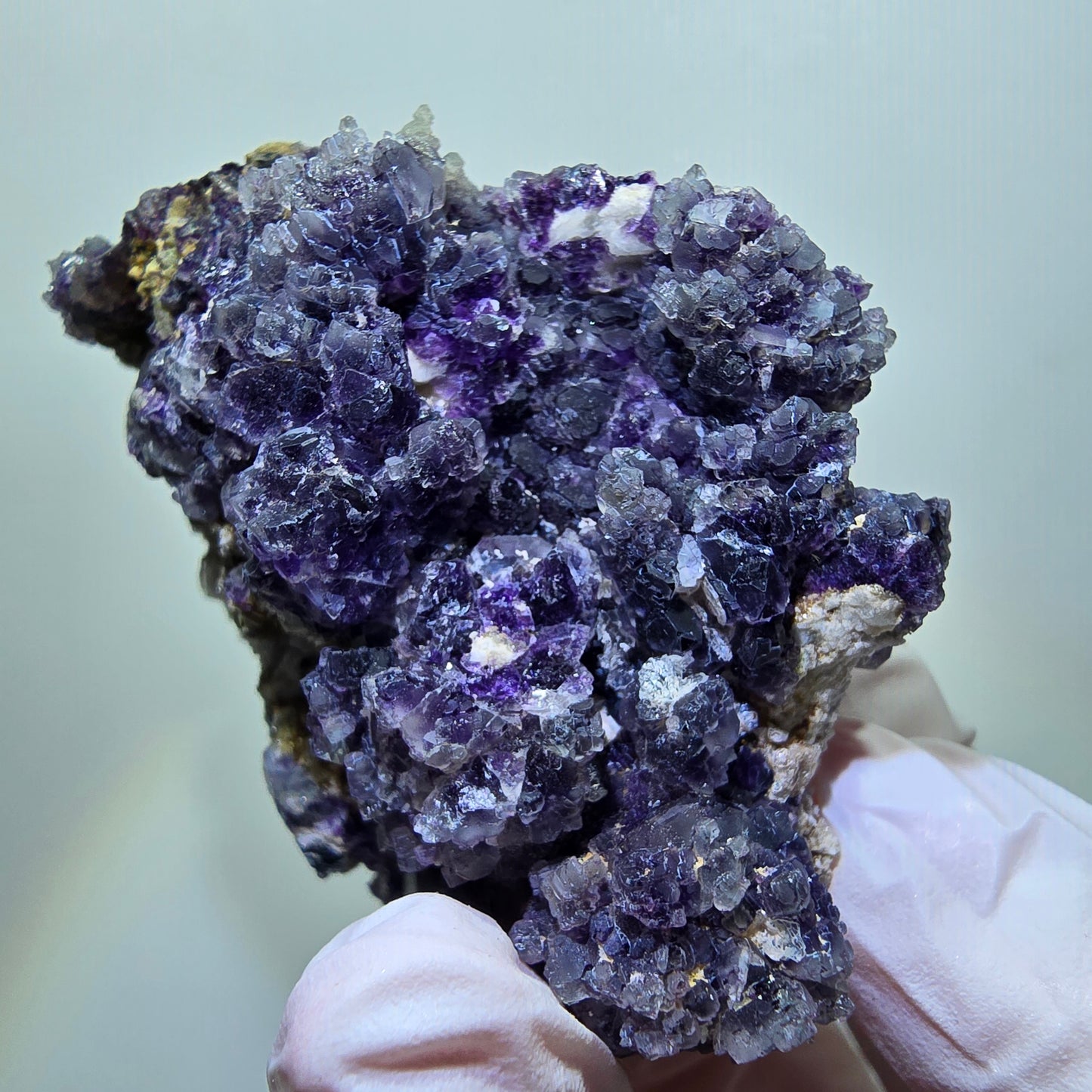 Rares fragments de fluorite fantôme, muscovite, hyalite, orthoclase, Erongo, Namibie, 59 x 49 x 35 mm 