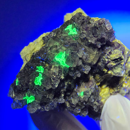 Rares fragments de fluorite fantôme, muscovite, hyalite, orthoclase, Erongo, Namibie, 59 x 49 x 35 mm 