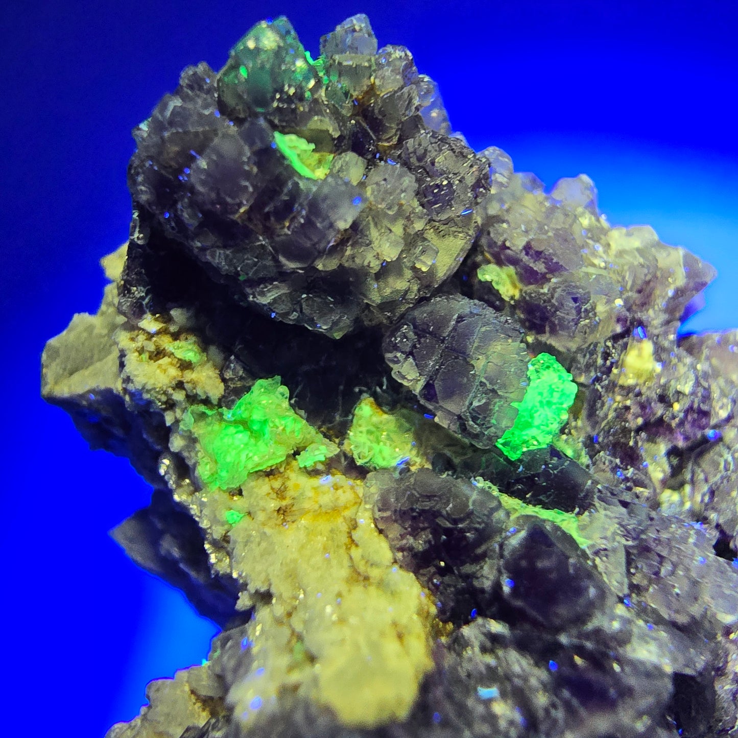 Rares fragments de fluorite fantôme, muscovite, hyalite, orthoclase, Erongo, Namibie, 59 x 49 x 35 mm 