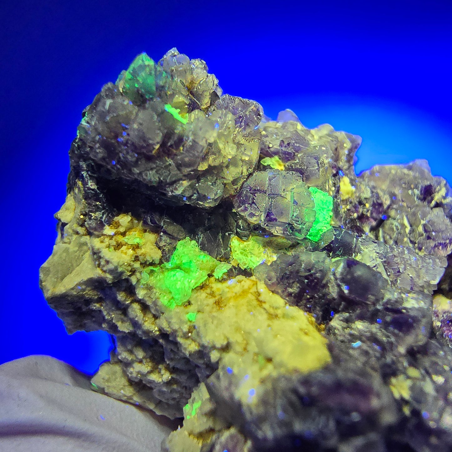 Rares fragments de fluorite fantôme, muscovite, hyalite, orthoclase, Erongo, Namibie, 59 x 49 x 35 mm 