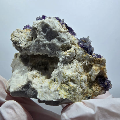 Rares fragments de fluorite fantôme, muscovite, hyalite, orthoclase, Erongo, Namibie, 59 x 49 x 35 mm 