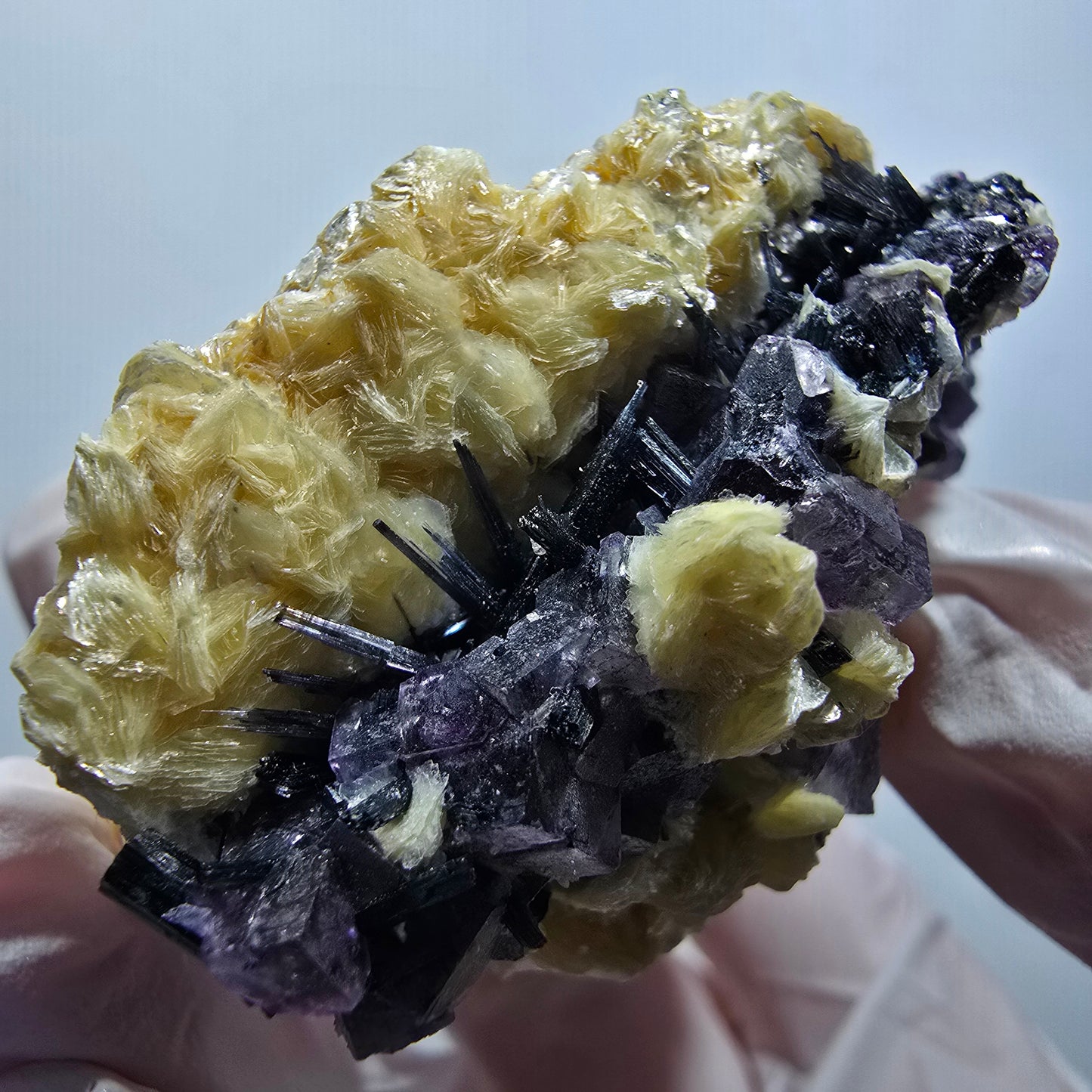 Spécimen de fluorite fantôme colorée, tourmaline schorl et muscovite d'Erongo, Namibie, 62 x 54 x 31 mm 