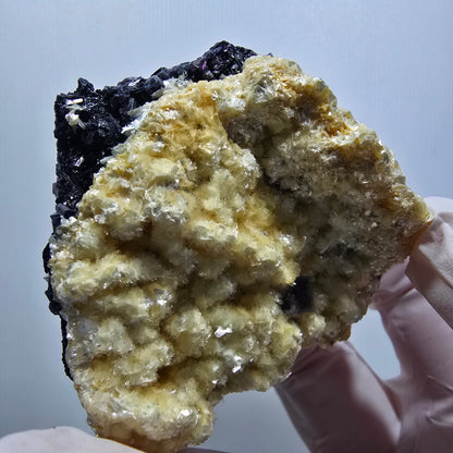 Spécimen de fluorite fantôme colorée, tourmaline schorl et muscovite d'Erongo, Namibie, 62 x 54 x 31 mm 