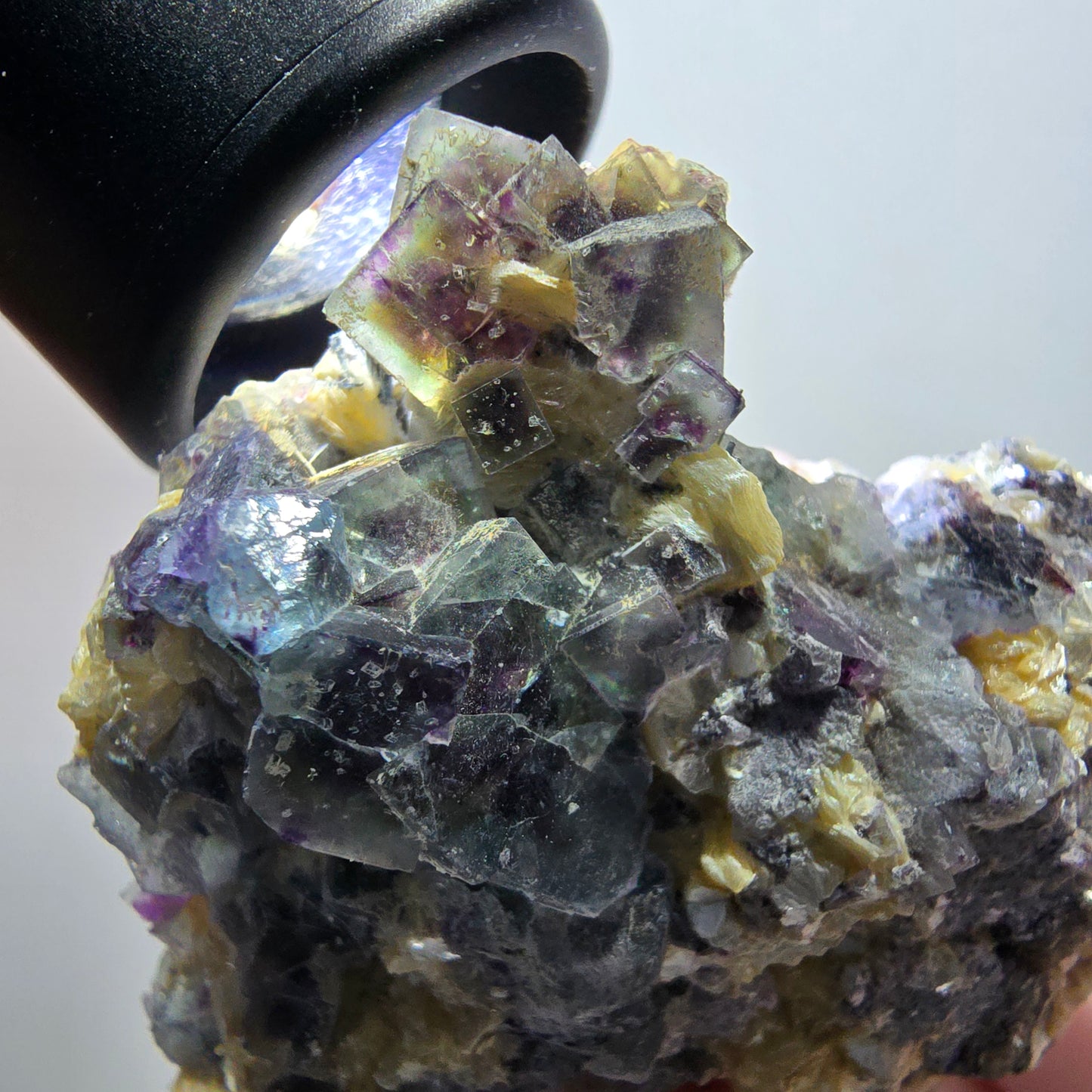 Spécimen de fluorite fantôme colorée, tourmaline schorl et muscovite d'Erongo, Namibie, 56 x 55 x 24 mm 