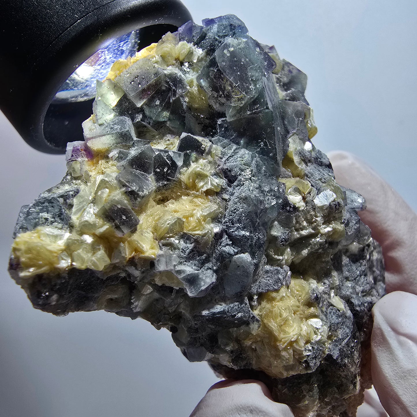 Spécimen de fluorite fantôme colorée, tourmaline schorl et muscovite d'Erongo, Namibie, 56 x 55 x 24 mm 