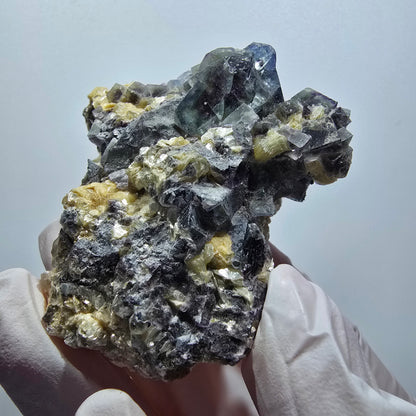 Spécimen de fluorite fantôme colorée, tourmaline schorl et muscovite d'Erongo, Namibie, 56 x 55 x 24 mm 