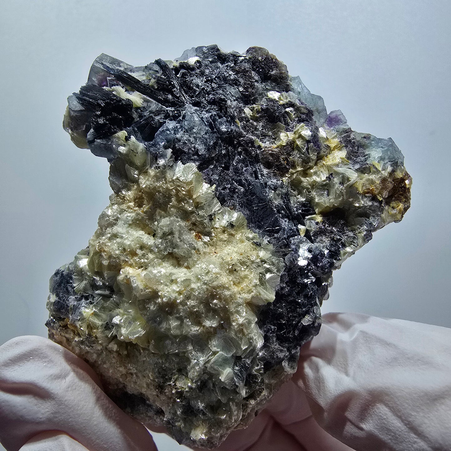 Spécimen de fluorite fantôme colorée, tourmaline schorl et muscovite d'Erongo, Namibie, 56 x 55 x 24 mm 