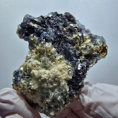 Spécimen de fluorite fantôme colorée, tourmaline schorl et muscovite d'Erongo, Namibie, 56 x 55 x 24 mm 
