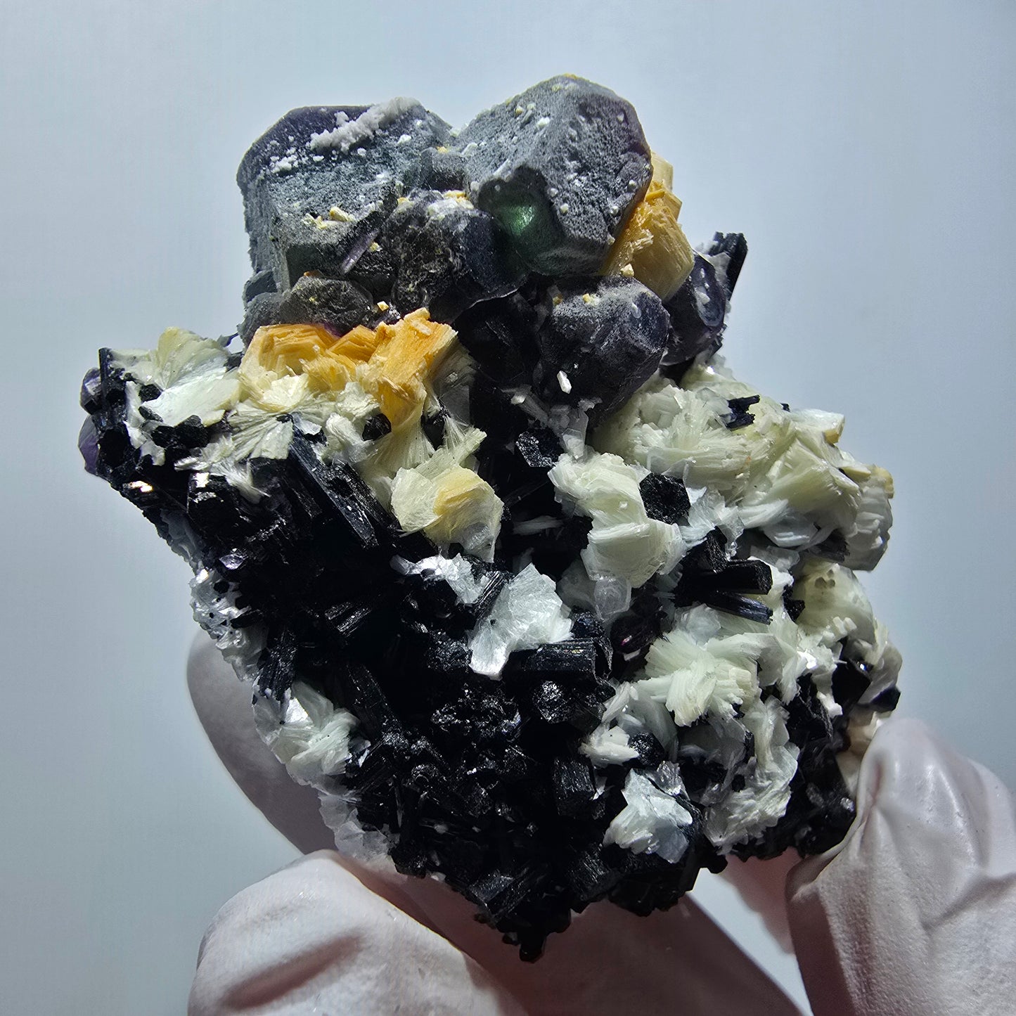 Phantom Fluorit, hexagonal, Schörl Turmalin, Muskovit Erongo, Namibia 62*59*35mm