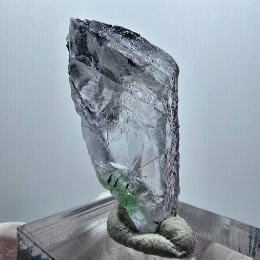 Spécimen de fluorite fantôme transparente et de tourmaline schorl d'Erongo, Namibie, 32 x 18 x 15 mm, n° 11818 