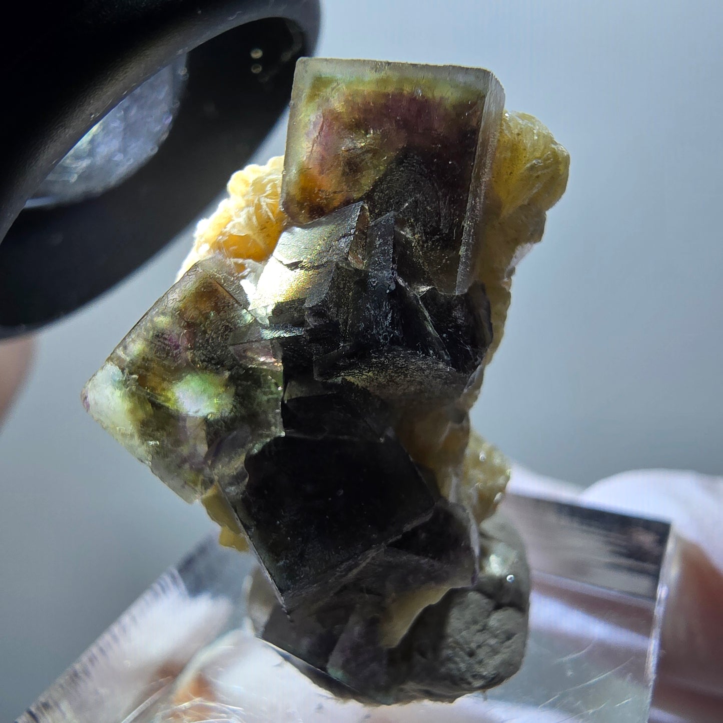 Spécimen de fluorite fantôme colorée, tourmaline schorl et muscovite d'Erongo, Namibie, 30 x 22 x 18 mm, n° 11957 