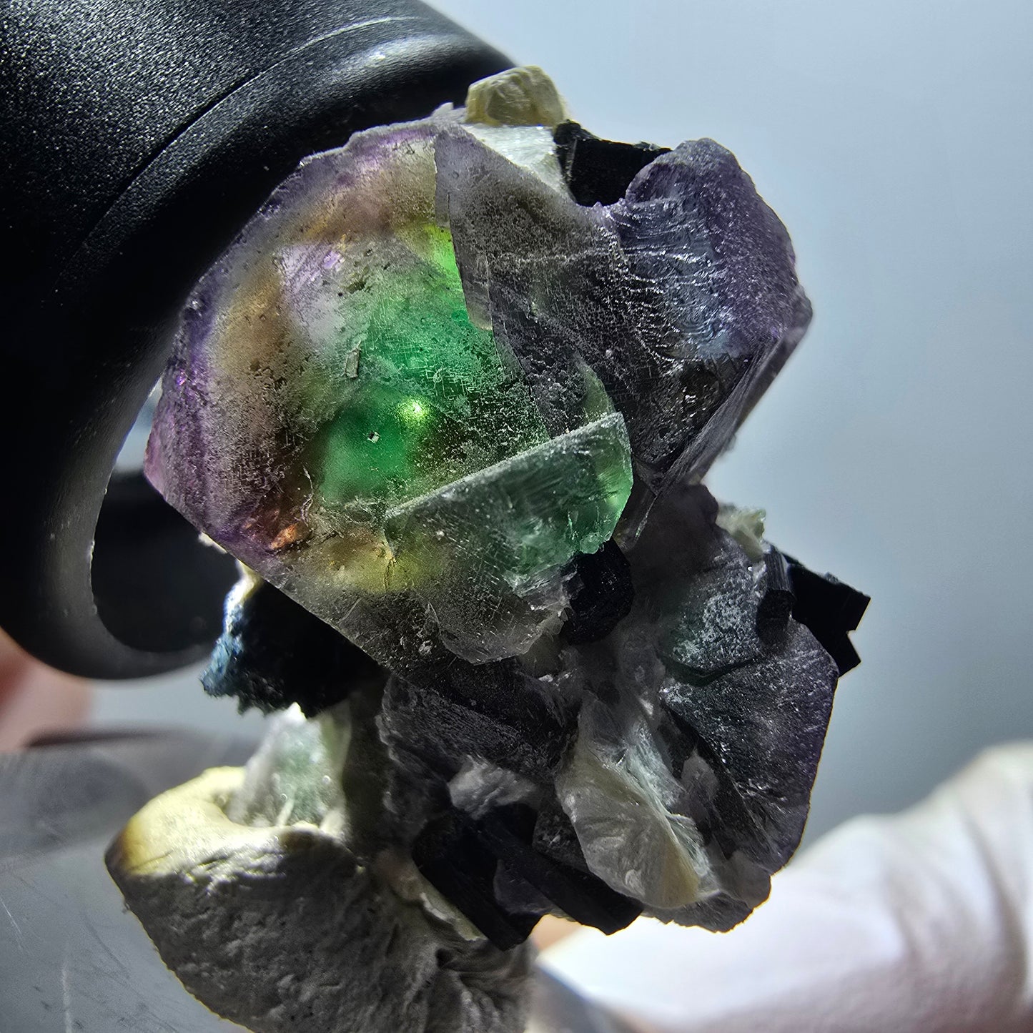 Spécimen de fluorite fantôme colorée, tourmaline schorl et muscovite d'Erongo, Namibie, 31 x 22 x 21 mm, n° 11992 