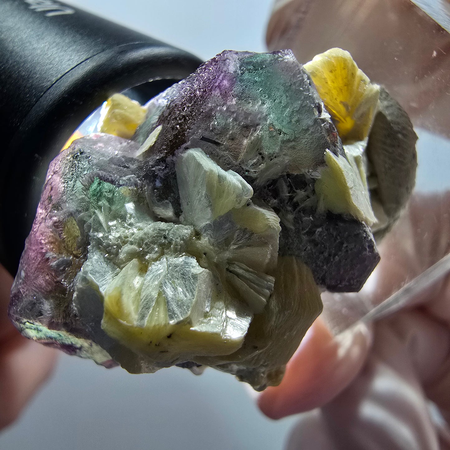 Fluorite fantôme hexagonale, tourmaline Schörl, muscovite Erongo, Namibie 35*28*23mm #11993 