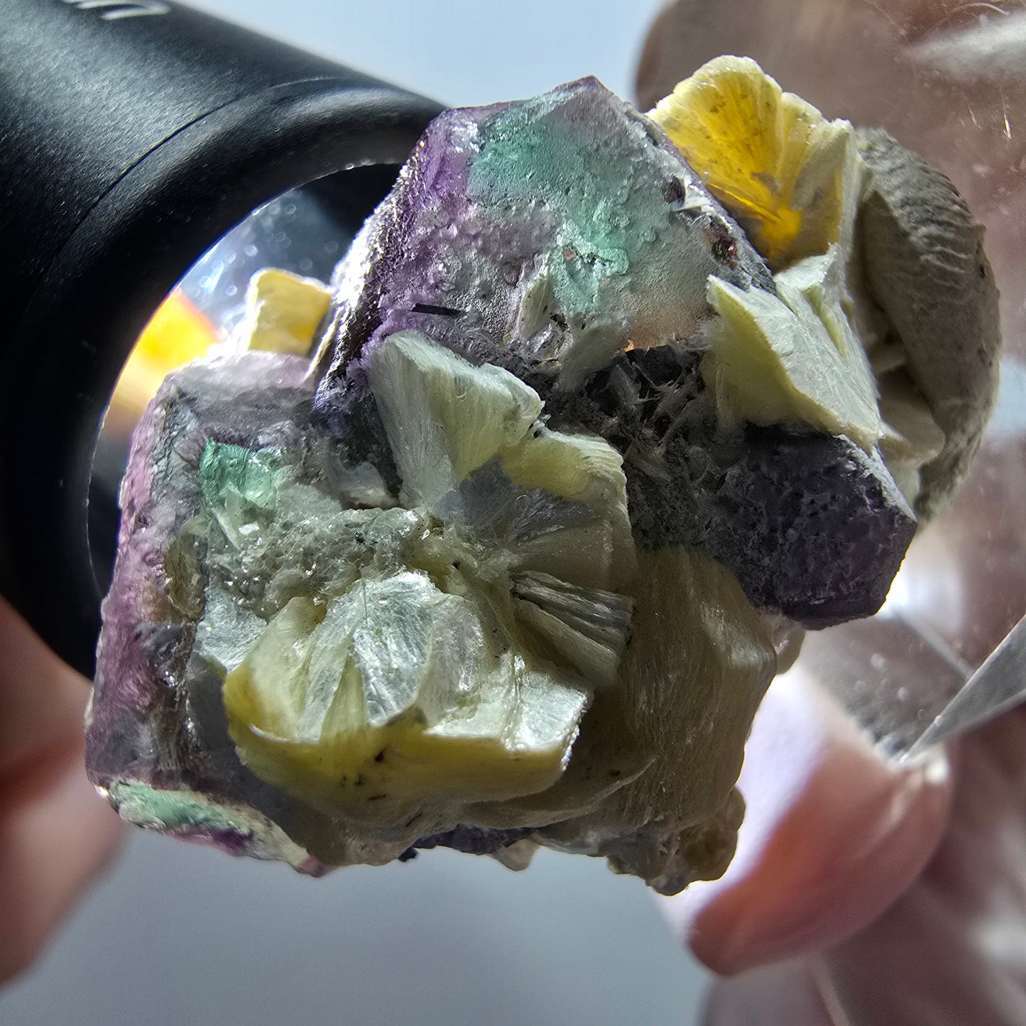 Fluorite fantôme hexagonale, tourmaline Schörl, muscovite Erongo, Namibie 35*28*23mm #11993 