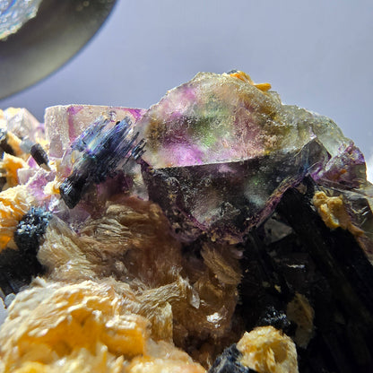 Spécimen de fluorite fantôme colorée, tourmaline scholle, muscovite, Erongo, Namibie, 91 x 57 x 38 mm 