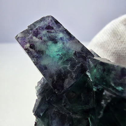 Spécimen de cube de fluorite fantôme transparente, vert-violet zonal, Okorusu, Namibie, 57 x 32 x 18 mm 