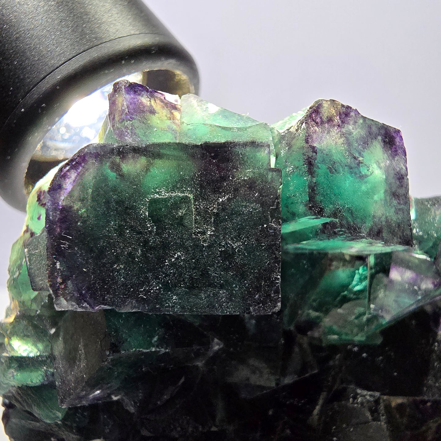 Grand spécimen de cube de fluorite fantôme, vert violet Okorusu Namibie 99*74*32mm 