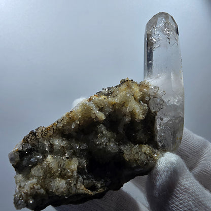 Quartz fumé fantôme, calcite UV sur matrice, spécimen Valentine Pocket Gobobs. Namibie, 68 x 59 x 45 mm. 