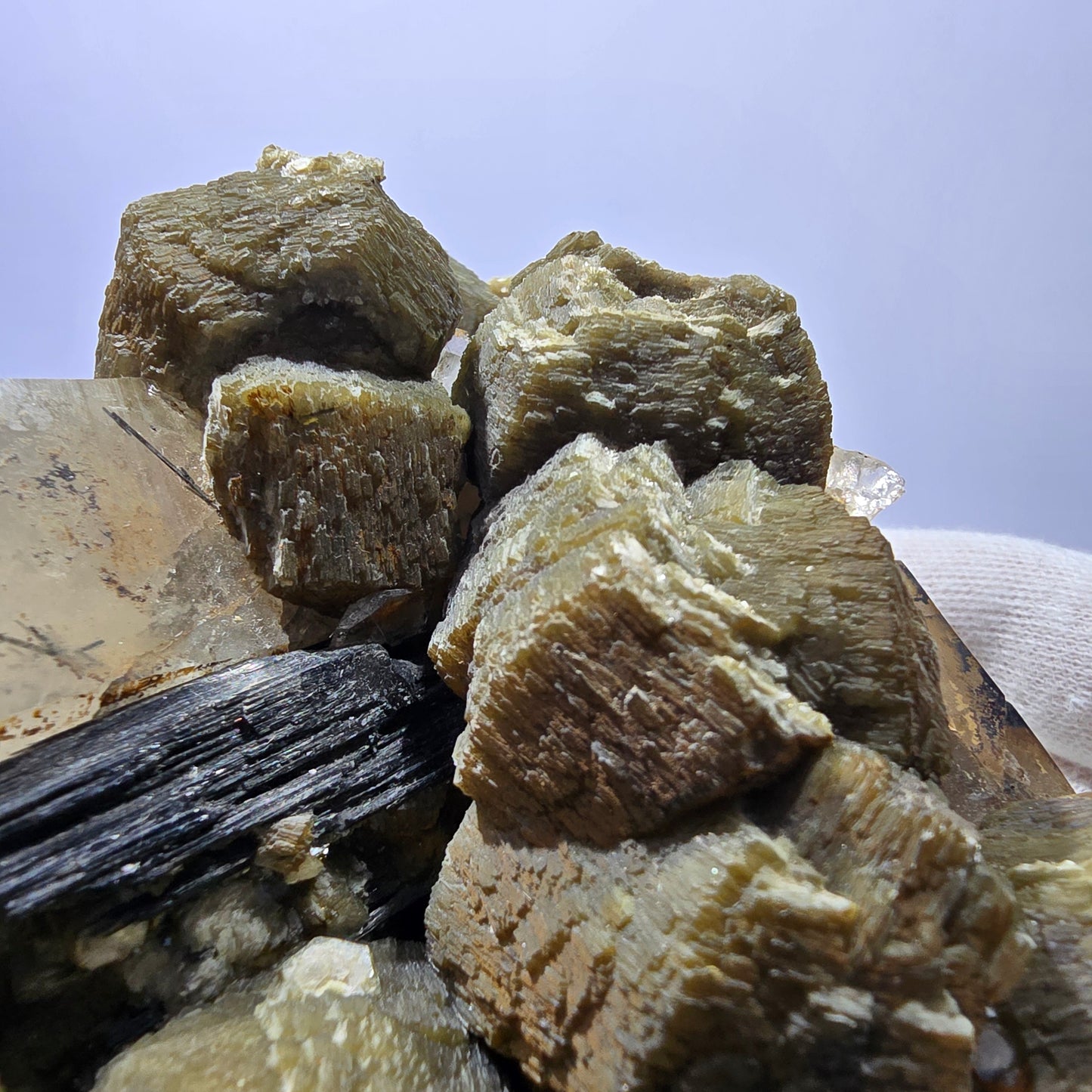 Grand spécimen de tourmaline Schorl, quartz fumé, muscovite et orthose, Erongo, Namibie, 145 x 112 x 80 mm 