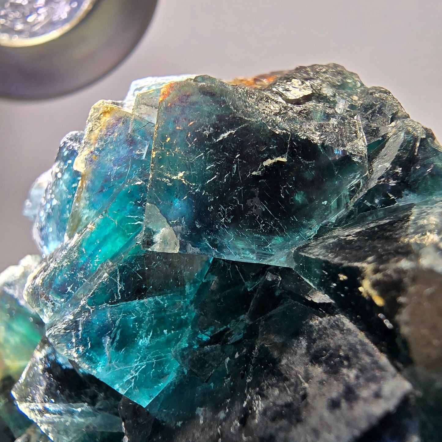 Rare spécimen de cube de fluorite fantôme, zonal – Nouvelle découverte ! Okorusu, Namibie, 67 x 62 x 27 mm 