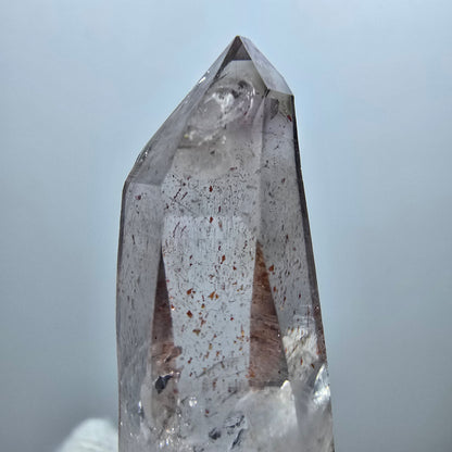 Pointe de sceptre en quartz fumé fantôme lémurien, Goboboseb, Namibie, 39 x 15 x 11 mm 