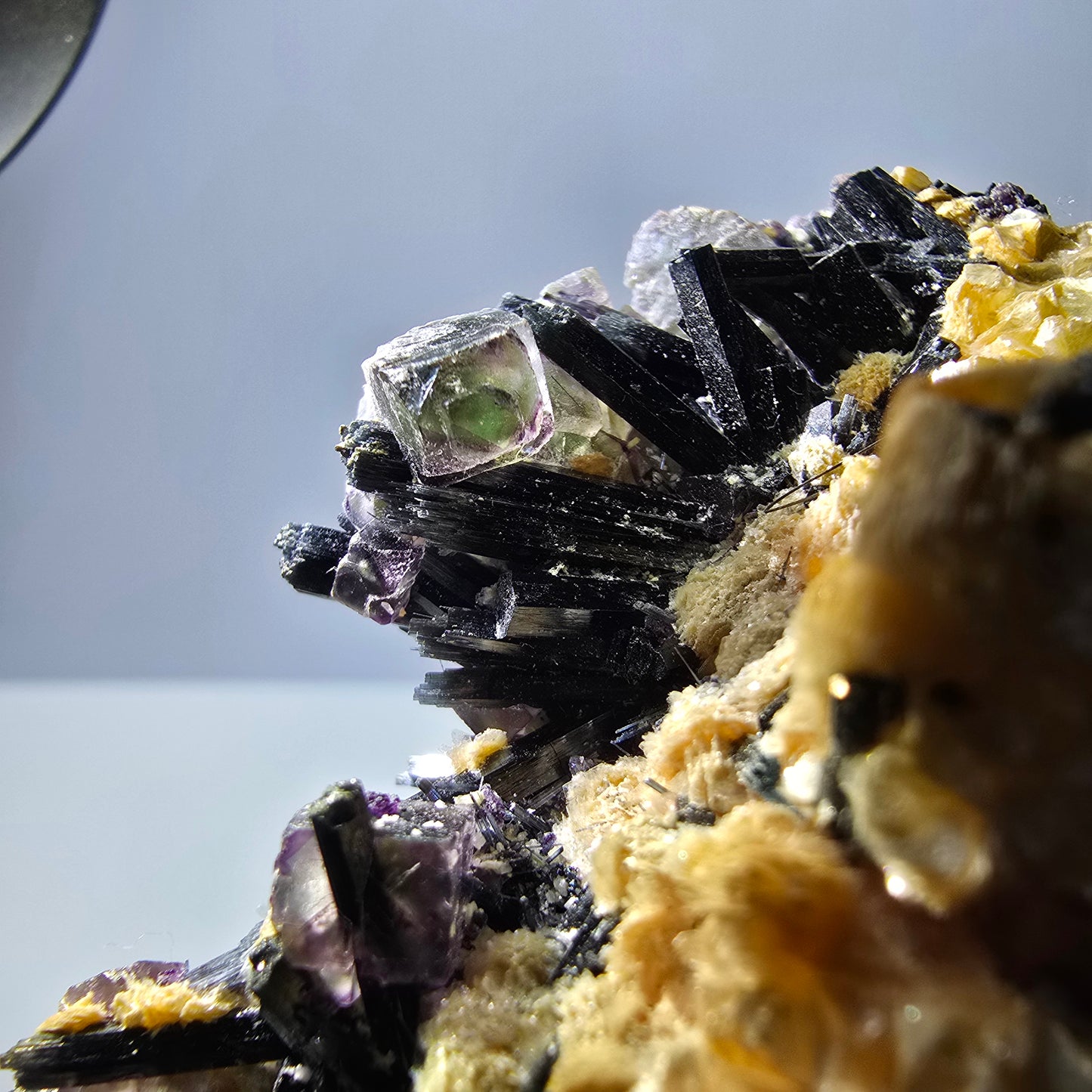 Fluorite fantôme colorée, tourmaline schol, hyalite, muscovite, Erongo, Namibie, 114 x 84 x 50 mm 