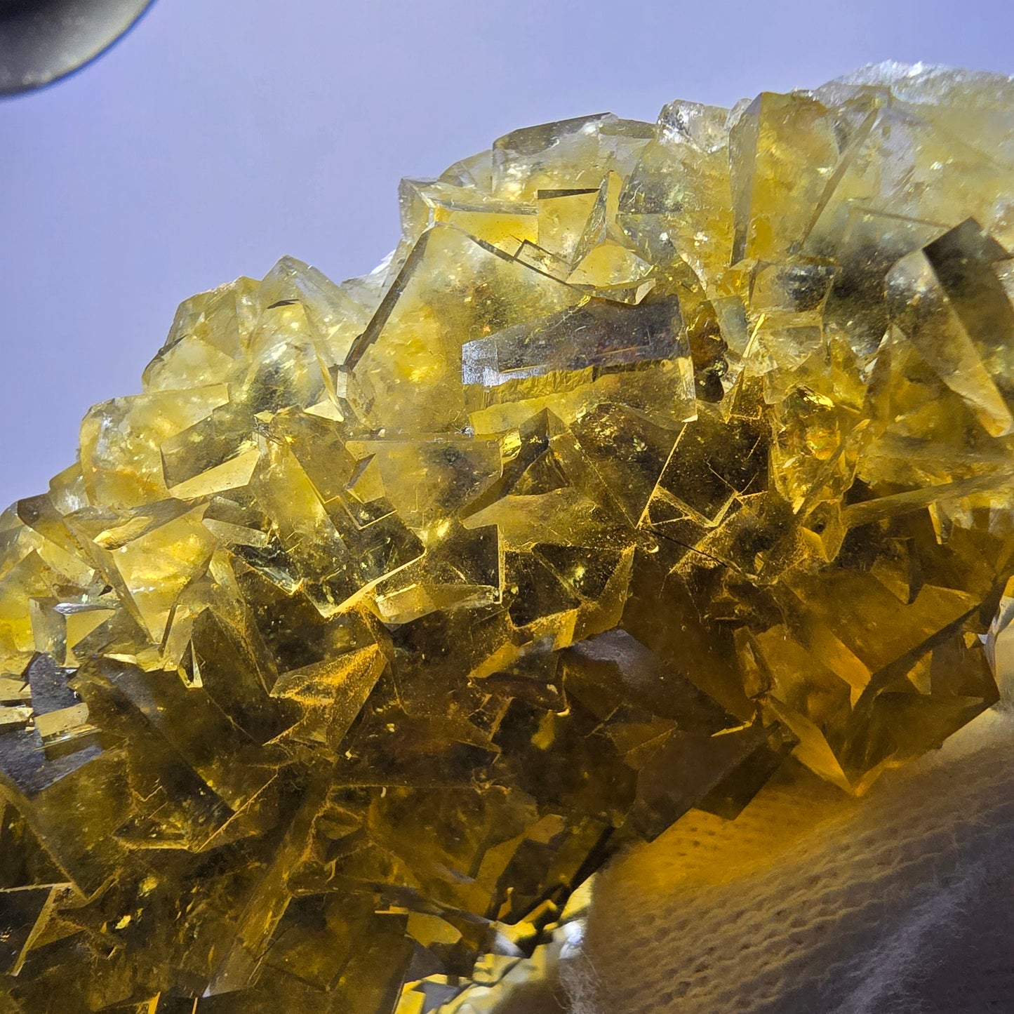 Grand spécimen de cube de fluorite fantôme, poche jaune miel, Okorusu, Namibie, 86 x 64 x 28 mm 