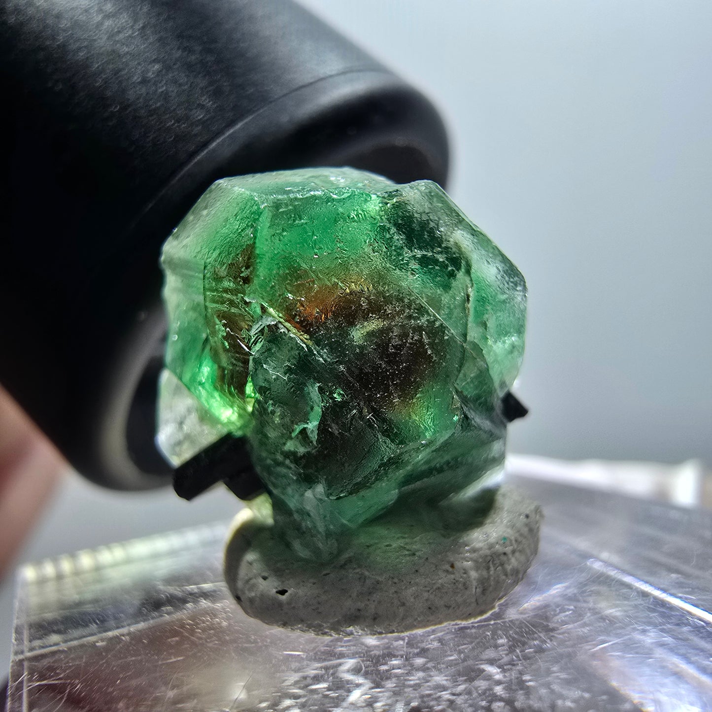 Cube hexagonal de fluorite fantôme avec tourmaline schorl, Erongo, Namibie, 15*12*12 mm, n° 12060 