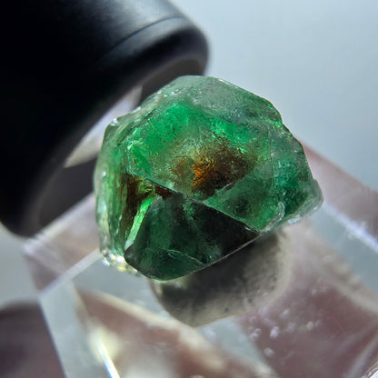 Cube hexagonal de fluorite fantôme avec tourmaline schorl, Erongo, Namibie, 15*12*12 mm, n° 12060 