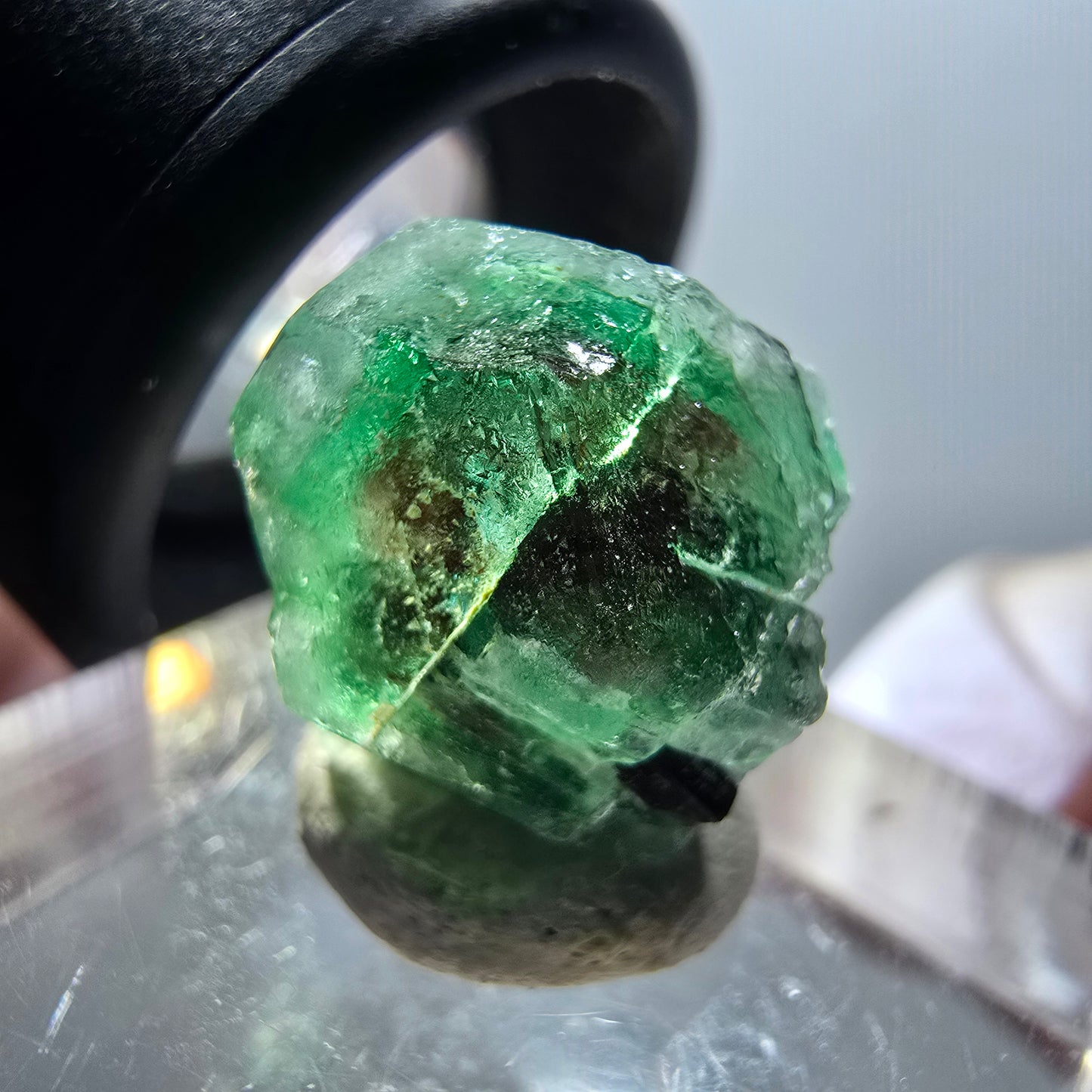 Cube hexagonal de fluorite fantôme avec tourmaline schorl, Erongo, Namibie, 15*12*12 mm, n° 12060 