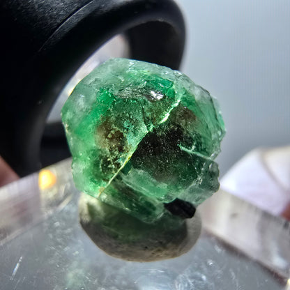 Cube hexagonal de fluorite fantôme avec tourmaline schorl, Erongo, Namibie, 15*12*12 mm, n° 12060 