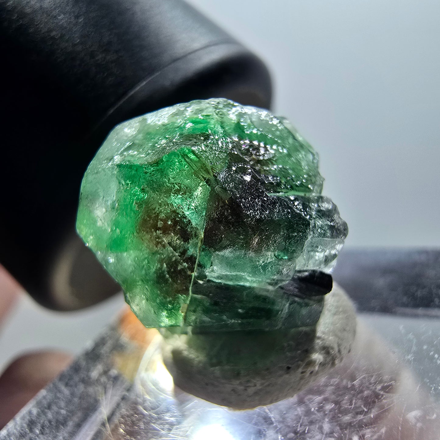 Cube hexagonal de fluorite fantôme avec tourmaline schorl, Erongo, Namibie, 15*12*12 mm, n° 12060 