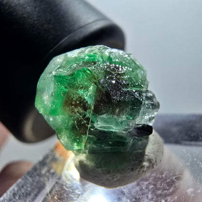Cube hexagonal de fluorite fantôme avec tourmaline schorl, Erongo, Namibie, 15*12*12 mm, n° 12060 