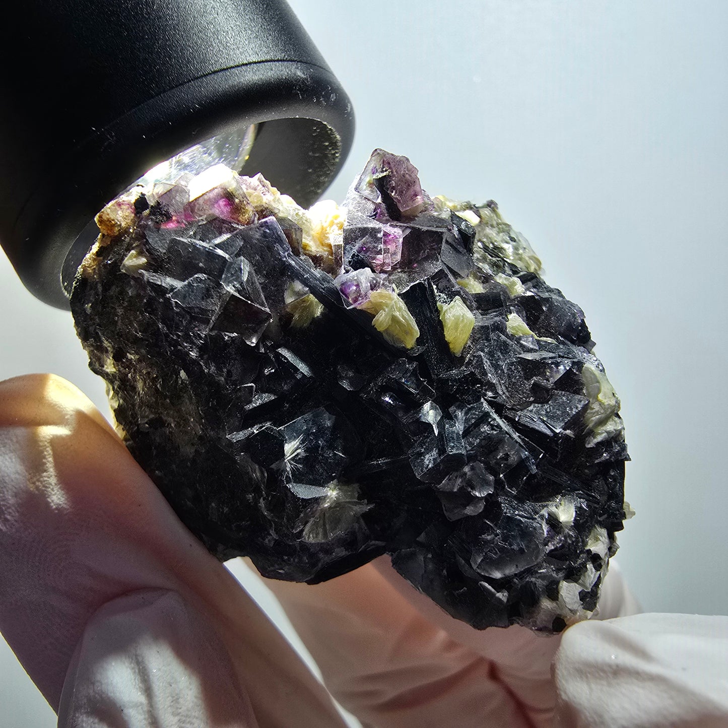Spécimen de fluorite fantôme colorée, tourmaline schorl, muscovite, hyalite, Erongo, Namibie, 46*40*35 mm, n° 12122