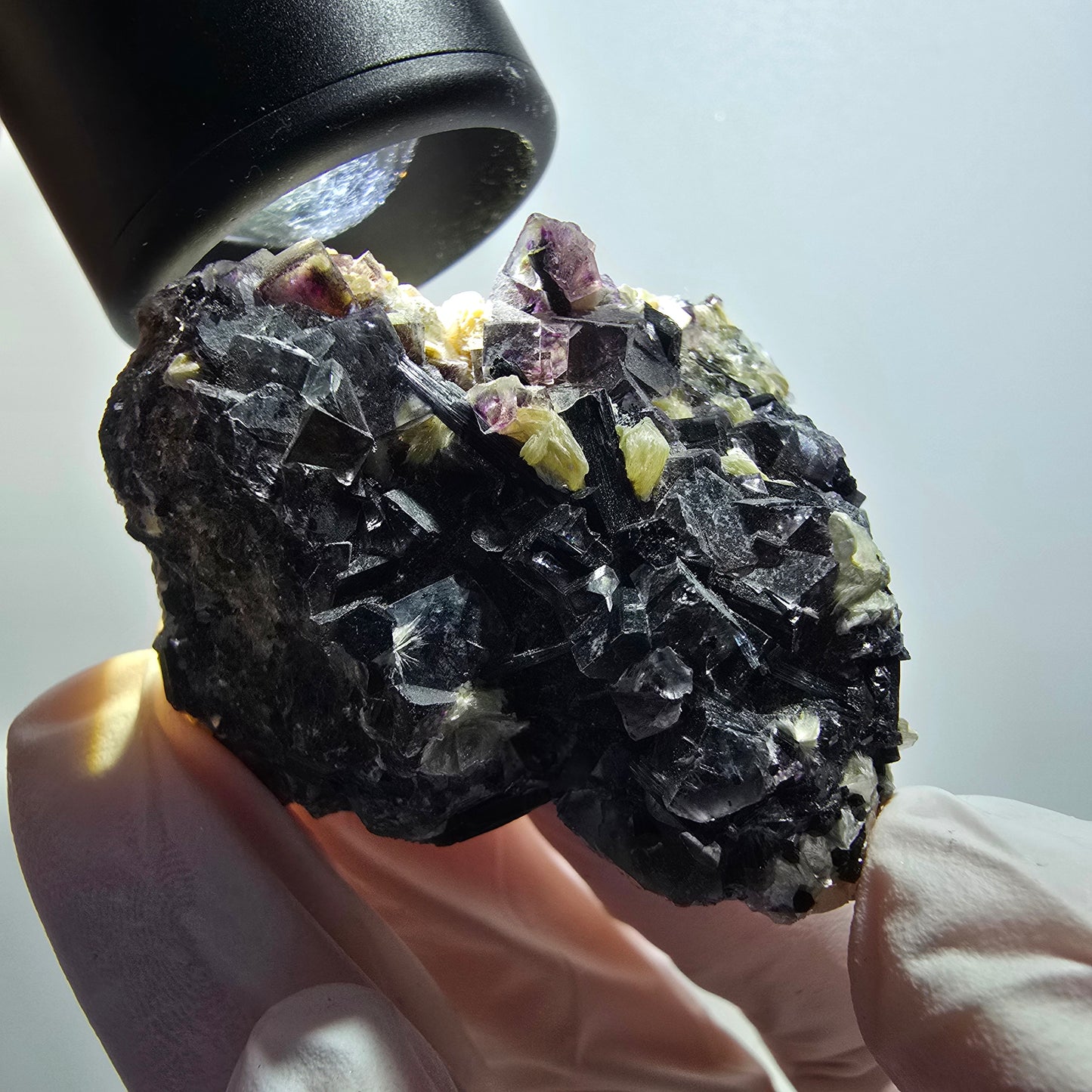 Spécimen de fluorite fantôme colorée, tourmaline schorl, muscovite, hyalite, Erongo, Namibie, 46*40*35 mm, n° 12122