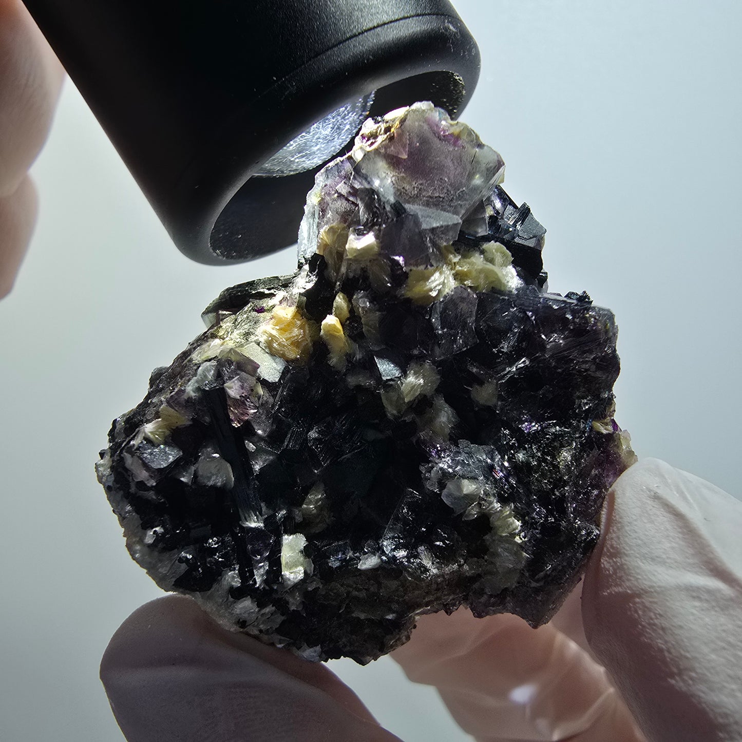 Spécimen de fluorite fantôme colorée, tourmaline schorl, muscovite, hyalite, Erongo, Namibie, 46*40*35 mm, n° 12122