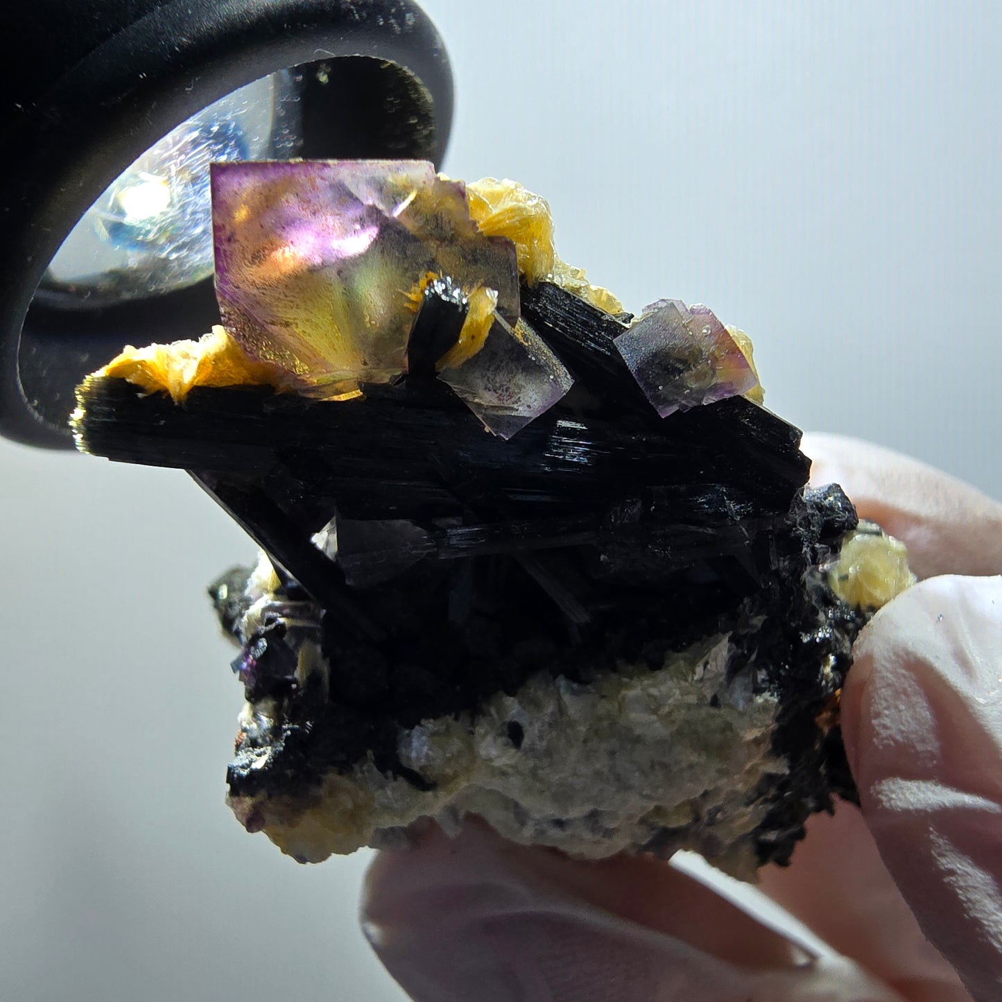 Spécimen de fluorite fantôme colorée, tourmaline schorl et muscovite d'Erongo, Namibie, 49 x 41 x 37 mm, n° 12124