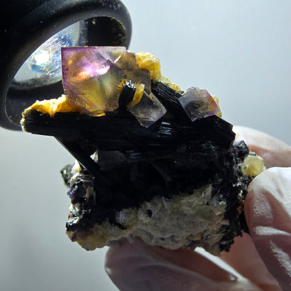 Spécimen de fluorite fantôme colorée, tourmaline schorl et muscovite d'Erongo, Namibie, 49 x 41 x 37 mm, n° 12124
