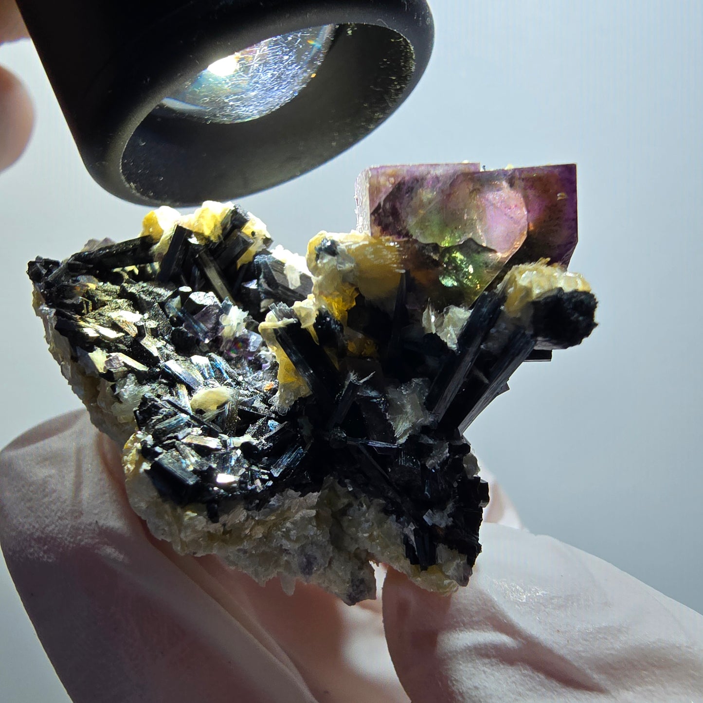Spécimen de fluorite fantôme colorée, tourmaline schorl et muscovite d'Erongo, Namibie, 49 x 41 x 37 mm, n° 12124