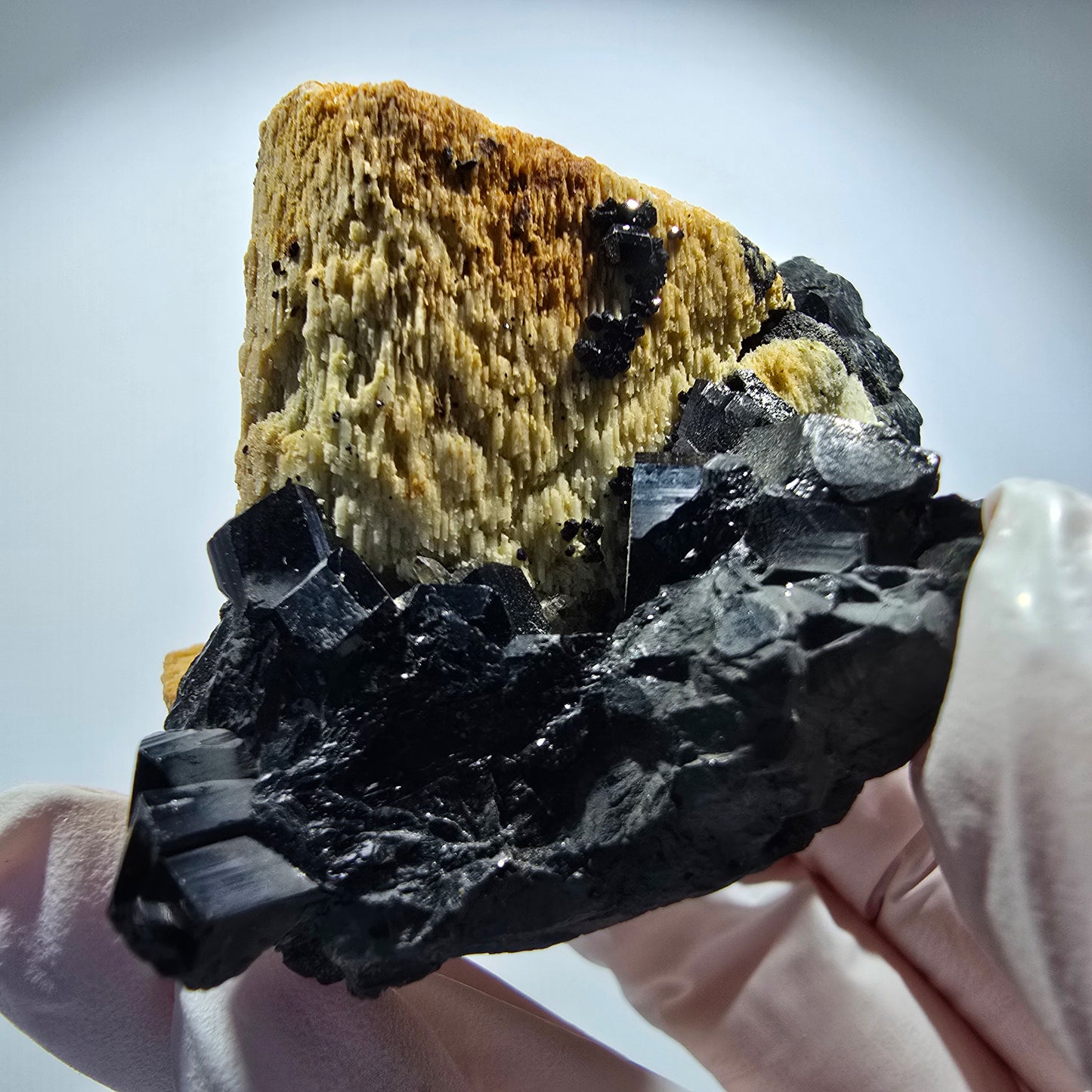 Rare spécimen de tourmaline schorl et d'orthose, Erongo, Namibie, 67 x 54 x 39 mm, n° 12172 