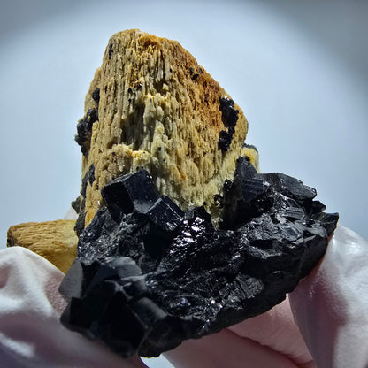 Rare spécimen de tourmaline schorl et d'orthose, Erongo, Namibie, 67 x 54 x 39 mm, n° 12172 
