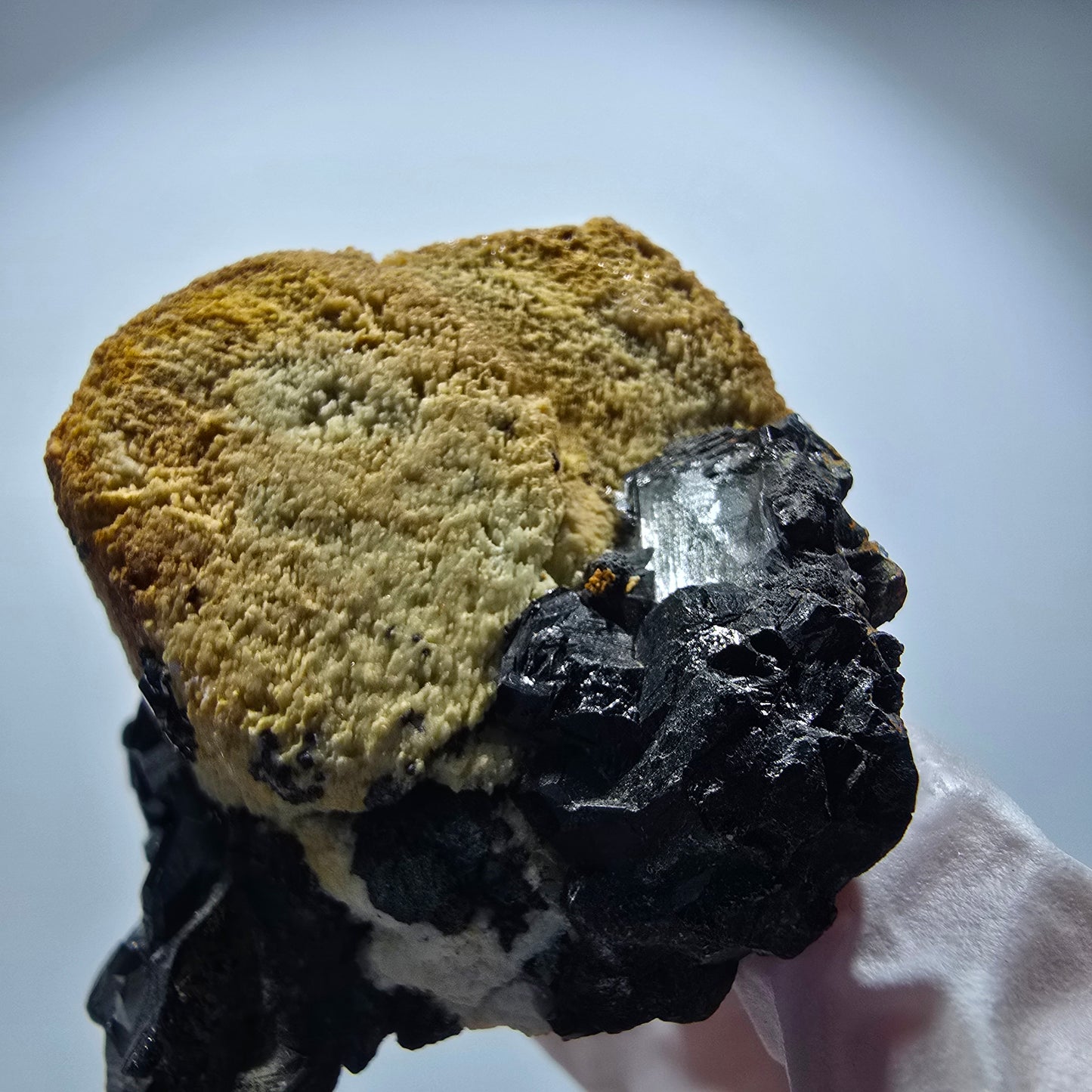 Rare spécimen de tourmaline schorl et d'orthose, Erongo, Namibie, 67 x 54 x 39 mm, n° 12172 